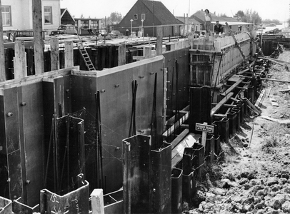 848490 Afbeelding van de aanleg van de nieuwe Proosdijersluis in de Winkel aan de noordzijde van de Vinkeveense Plassen.